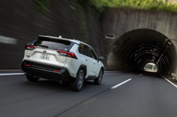 パワートレインの制御には、電気のみで走る「EVモード」、EV走行を優先しつつ、アクセルが深く踏み込まれた際などにエンジンを駆動する「AUTO EV/HVモード」、システムの状況に応じてエンジンを始動・停止する「HVモード」、バッテリーをエンジンで充電しながら走る「バッテリーチャージモード」が用意される。