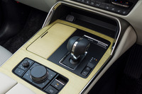 センターコンソールに備わるゲンコツ型のシフトセレクター。「CX-60」や「CX-80」には、動力伝達に単盤クラッチを用いたトルコンレスの8段ATが搭載される。