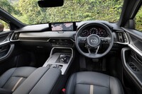 中間グレード「エクスクルーシブモード」のインストゥルメントパネルまわり。インテリアの意匠は基本的に「CX-60」のものを踏襲。マテリアルや色のセンスのよさ、各部の組付けの精緻さは、欧州のプレミアムモデルに勝るとも劣らない。