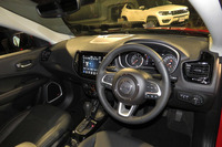 「リミテッド」のインストゥルメントパネルまわり。