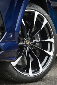 「ウルス」のホイールサイズは、21インチを基準に、22インチと23インチ（写真）がラインナップされる。