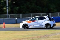 車重980kg、最高出力120PSの「ヤリス」を「懐かしのFFスポーツカーのノリで仕上げた」と語るTRDの開発者。「素のヤリスなら150万円でベース車が買えるし、どうイジっても100万円はかからない」とのことだった。