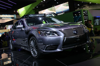 トヨタが「レクサスLS600hL」 をベースに開発した自動運転車「Platform 3.0」。全周囲LiDARを備えるとともに、いかにスマートにセンサー類を取り付けるかに配慮した。