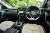 「モード・プレミア」のインストゥルメントパネルまわり。テスト車はツートンの内装色が特徴の「ハイコントラストインテリア」仕様だった。