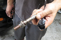 以前にも紹介しましたが、こちらが燃調不良の原因となった“新品の”O2センサーです。余談だけど、アメ車でもO2センサーはデンソーだったりボッシュだったりするのね。てっきり、電装品は全部ACデルコとかデルファイだと思ってた。イメージって怖いものです。