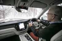 雪が激しさを増していく中、北の大地で「XC60 T8」を走らせる筆者。雪道に慣れない身にとっては、北欧生まれというボルボの出自は安心材料のひとつになる。