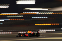 初日のフリー走行中に挙動を乱し大クラッシュを演じたレッドブルのアルボン（写真）は、汚名返上とばかりに予選で奮起し、チームメイトのフェルスタッペンに次ぐキャリアベストタイの4位につけた。レースでは4位をキープしながら、3位ペレスをなかなか攻略できずにいたが、レーシングポイントのリタイアで労せずして3位の座が転がり込み、自身2度目の表彰台にたどり着いた。来季残留に向けて、残り2戦でも上位入賞を目指したい。（Photo=Getty Images / Red Bull Content Pool）