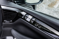 ドアのインナーパネル上部に配置されたパワーウィンドウスイッチ。ドアパネルの加飾からつながるように、スイッチ本体にも“クル・ド・パリ”の文様が用いられている。