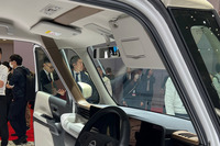 インテリアでは、ダッシュボードやルーフライニングの一部、左右のピラーが一周するように塗り分けられており（撮影車両ではブラウンの箇所）、乗員の視界を額縁のように縁取るかたちとなっている。（写真：渕野健太郎）