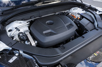 「XC60 T5 AWDインスクリプション」の2リッター直4ターボエンジン。高回転域の優れたレスポンスと伸びやかなドライビングフィールが特徴となっている。