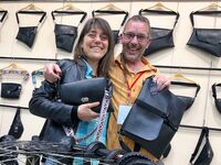 「ピエル・デ・ルエダ」を営むジュリアさん（左）とラウルさん（右）。