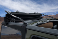 ひとりでも開閉操作が行える手動式の「プレミアムサンライダーソフトトップ」が採用された「ラングラー ルビコン ソフトトップ」。