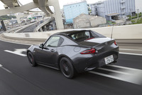 2リッター直4エンジンを搭載する「ロードスターRF」は、高回転域まで使って運転した際に一段とドラマ性を感じられるよう改良された。