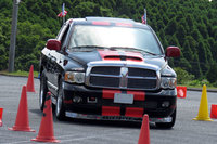 フルサイズピックアップトラックの「ダッジ・ラム」でタイムアタックに挑む猛者も。ここまでデカいクルマだと、タイムうんぬん（それがけっこう速くてビックリ）よりちゃんとパイロンの間を通れるのかが気になる。