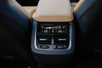 後席の快適性を高めるため、専用の2ゾーン・エアコンディショナーが備わる。