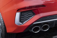 リアバンパーにもハニカムメッシュ風のブラックパーツとシルバーの装飾があしらわれる。