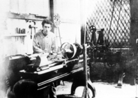 アトリエで作業にいそしむ、若かりし頃のルイ・ルノー。