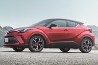 「C-HR」の価格は238万2000円～304万5000円。「ライズ」も含めて「ヤリス クロス」（179万8000円～281万5000円）の価格とオーバーラップさせることでユーザーにアップサイジングを勧めやすくなる絶妙な価格設定だ。