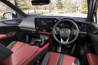 フレアレッドのインテリアカラーは“Fスポーツ”専用。ドライバー側に向けてレイアウトされた14インチの大型センタースクリーンが目を引く。