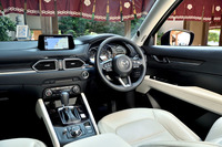 試乗したのは2.5リッターガソリンの「25S」（写真）と2.2リッターディーゼルの「XD」。どちらもレザーシートが装備される上級モデル「Lパッケージ」である。