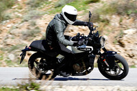 新たにライディングモードセレクターやクイックシフターが採用されるなど、走りに関する装備も充実。ABSの制御には、リアのみ介入をカットしてスリップを許容する「スーパーモト」モードも用意される。