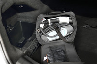 トランクルームの左端には、純正の充電ケーブル（写真）がおさまる。