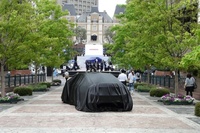 道行く人も興味津々