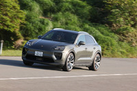 伊豆半島を縦断するワインディングロード行く新型「マカン」。今回の試乗車は、エクステンドレザーパッケージをはじめ、アダプティブエアサスペンションやオフロードデザインパッケージなどさまざまなオプションアイテムが選択されていた。