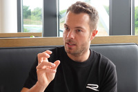 「ゴルフR」の開発ドライバーであるベニー・ロイヒター氏。レーシングドライバーで、フォルクスワーゲンＲシリーズのブランドアンバサダーも務めている。