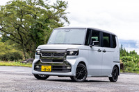2026年7月17日に発売された「ホンダN-BOX」のマイナーチェンジモデル。今回は迫力と力強さを表現したというエクステリアデザインが目を引く「N-BOXカスタム ターボ コーディネートスタイル2トーン」に試乗した。車両本体価格は265万8700円。