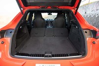 リアシートの背もたれをすべて倒したときの荷室容量は1540リッター。普通の「カイエン」（770～1710リッター）よりは狭いが、十分な広さを誇る。