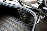 サスペンション形式は、フロントがダブルウイッシュボーン、リアがマルチリンク。ステアリングのスイッチにより、3段階でダンパーの減衰力を調整できる。