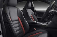 ブラックとアクセントフレアレッドのコンビネーション表皮が採用された“Fスポーツ モードグリッター”のフロントシート。