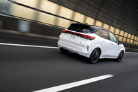 売れ筋商品のコンパクトカーをベースとしつつ、異なる世界観を追求した「ノート オーラ」。再び登場した“小さな高級車”を、今日の市場がどう受け止めるかに注目である。