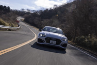 箱根のワインディングロードを行く「RS 5クーペ」。「アウディドライブセレクト」と連動する可変式ダンパーとコイルスプリングを組み合わせた「DRC付きスポーツサスペンションプラス」を搭載している。
