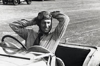 自身の手がけたレースカーに乗り、草レースに臨む若き日のコーリン・チャップマン。