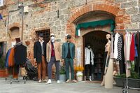 レトロファッションの即売コーナーも。