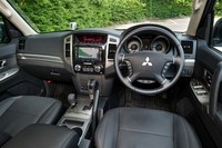 奥行きがなく切り立ったダッシュボードは、いかにも本格オフローダーのテイスト。前方の見切りの良さが素晴らしい。