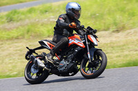 “リトルデューク”各車、タイヤはメッツラーの「スポルテックM5」が採用されている。写真は「125デューク」。