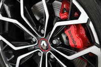 鋳鉄製ローターとアルミ製ハブによるバイマテリアルフロントブレーキを採用。「brembo」ロゴが主張するレッドのキャリパーは、カタログモデルとの数少ない識別点となっている（カタログモデルのキャリパーはシルバー）。