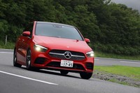 今回の試乗車は「メルセデス・ベンツB180」の「AMGライン」装着車（写真）。ボディーサイズは、全長×全幅×全高＝4430×1795×1550mm。「A180」よりも車高が130mm高い設定だ。
