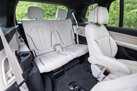 3列目シートは2人掛け。身長170cm程度の乗員でもきちんと座れるスペースが確保されていた。