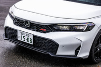 今回のマイナーチェンジで「シビック」のフロントフェイスは、センターグリルが下広がりに、バンパー内のロアグリルが上広がりにデザイン変更された。「シビックRS」はヘッドライトガーニッシュとロアグリルがグロスブラックとなり、スポーティーな印象に仕上げられている。