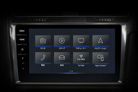 ナビゲーションシステムの「ディスカバープロ」は8インチから9.2インチへとディスプレイサイズを拡大。全面フラットなタッチスクリーン式に変更された。同システムにはフォルクスワーゲン初採用となる、ジェスチャーコントロール機能も加わっている。