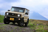 今なおオフロード第一の姿勢をつらぬく「スズキ・ジムニー」と「メルセデス・ベンツGクラス」。ボディー・オン・フレームの車両構造や大きな“3アングル”、副変速機付きの4WD機構などは、いずれもFFベースのSUVには見られない両車の特徴となっている。