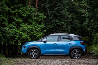 安全装備の充実も「C3エアクロスSUV」のセリングポイント。歩行者も作動対象（60km/h以下）とした緊急自動ブレーキやレーンディパーチャーウオーニング、ブラインドスポットモニター、インテリジェントハイビーム、駐車時のステアリング操作が自動化されたパークアシストも装備する。