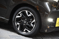 「N-BOXカスタム G・EXターボ Honda SENSING」には、切削加工とブラック塗装を施した15インチアルミホイールが装着される。