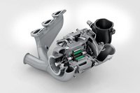 「T-ハイブリッド」では、ブースト圧を即座に上げられる電動ターボチャージャーを搭載。ターボチャージャーの電気モーターは排出ガスからエネルギーを得るジェネレーターとしても機能し、最大15PSの電力を発生する。