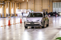 TTCHの屋内氷盤試験場において、従来モデル「アイスガード6」が装着された「トヨタ・プリウス」で、氷上ブレーキテストを実施。最新の「アイスガード7」との制動距離比較を行った。