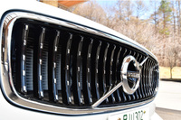 「V90クロスカントリー」専用となるクローム仕上げのフロントグリル。内側にへこんだ縦リブの上に5つのスタッドが付いている。
